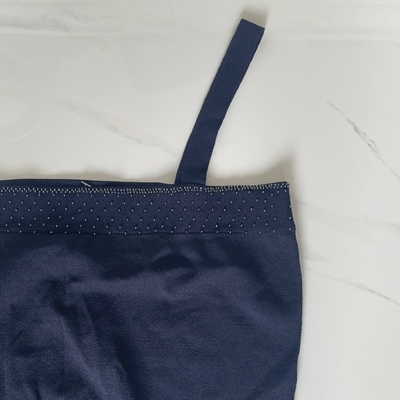 Espirit XL from HK fits as a medium US size. 68% rayon and 32% nylon - Picture 2 of 6